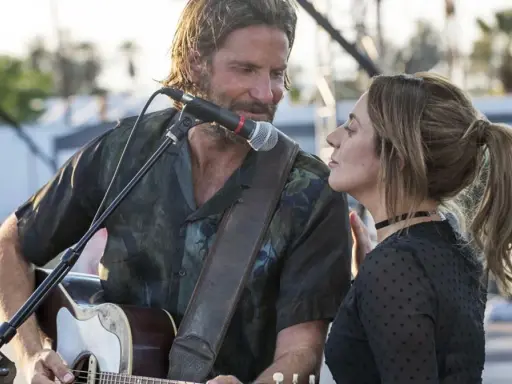 Bradley Cooper i Lady Gaga śpiewają "Shallow" na koncercie. Ona patrzy na niego z czułością, on gra na gitarze.