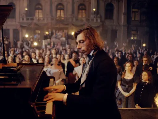 Młody Fryderyk Chopin gra na fortepianie przed zgromadzoną publicznością.