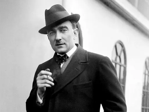 Elegancki mężczyzna w kapeluszu i muszce, palący papierosa. Może to Karol Szymanowski, który marzy o swoich dzieciach.