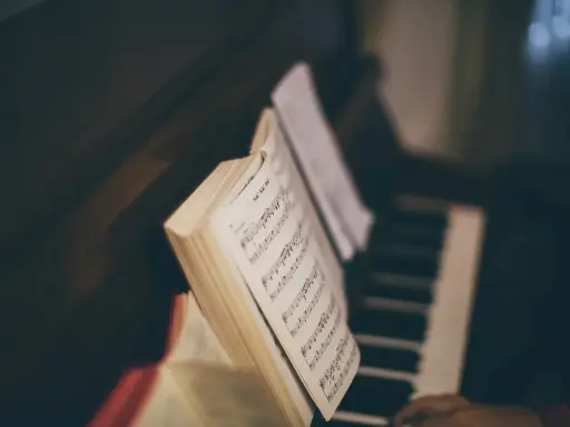 Nuty na fortepianie, nuty wskazują na płynne, legato w muzyce.