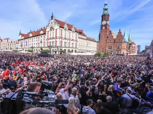 Tysiące gitarzystów na Rynku we Wrocławiu, próba pobicia gitarowego rekordu świata.