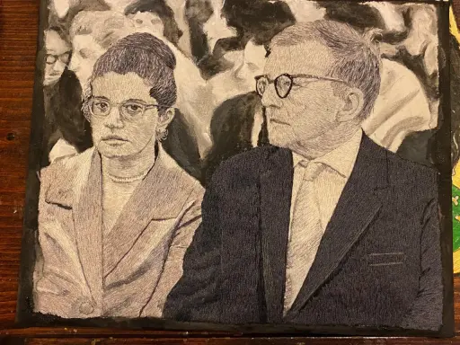 Portret Niny i Dmitrija Szostakowicza. Ona w okularach i perle, on w garniturze, patrzą w różne strony.
