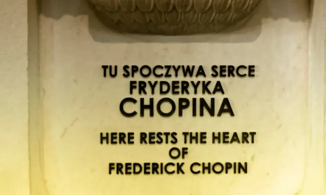 Tu spoczywa serce Fryderyka Chopina. Miejsce, gdzie zmarł Fryderyk Chopin, upamiętnione napisem.