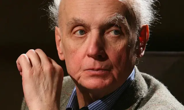 Portret starszego mężczyzny z siwymi włosami, twórcy muzyki do filmu Pan Tadeusz.