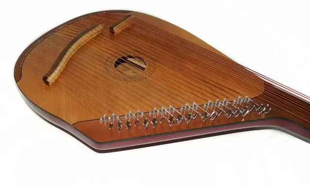 Drewniana cyfra z licznymi strunami, zastanawiasz się, ile strun ma harfa? Ten instrument ma ich kilkadziesiąt.