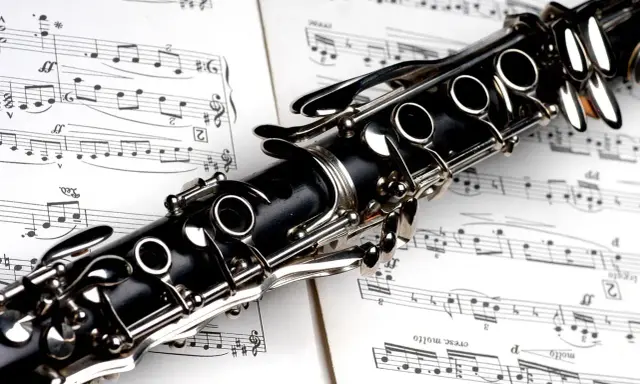 Klarneci na tle nut. Instrument ten często stanowi akompaniament dla innych instrumentów lub wokalu, tworząc harmonijną całość.