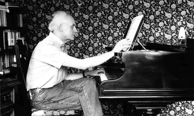Wojciech Kilar, syn kompozytora, gra na pianinie.