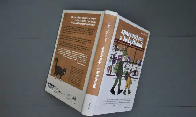 Książka "Spacerujący z książkami" Carstena Henna. Opowieść o tym, jak leczenie muzyką i książkami wpływa na ludzi.