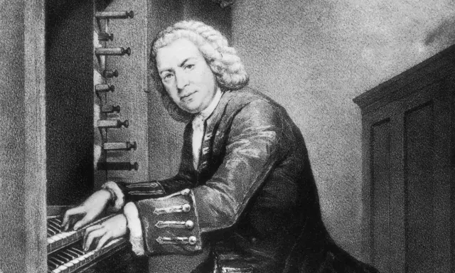 Johann Sebastian Bach, mistrz klawiatury, grający na organach. Jego dłonie spoczywają na klawiszach, a wzrok skierowany jest w stronę widza.