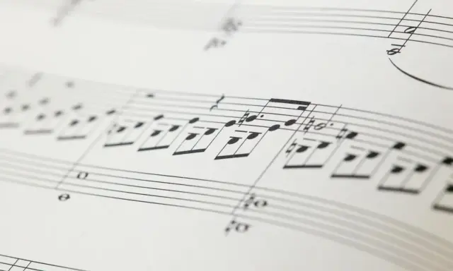 Zapis nutowy, który tworzy harmonijne głosy w chórze.