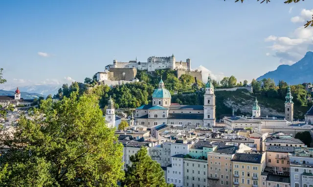 Widok na miasto Mozarta z górującym nad nim zamkiem Hohensalzburg i barokową katedrą.