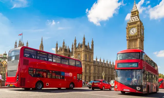 Czerwone autobusy w Londynie, Big Ben i Parlament. Słychać hymn Wielkiej Brytanii.