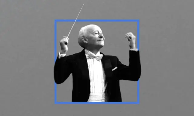 Witold Lutosławski, kompozytor, dyryguje orkiestrą w eleganckim fraku.