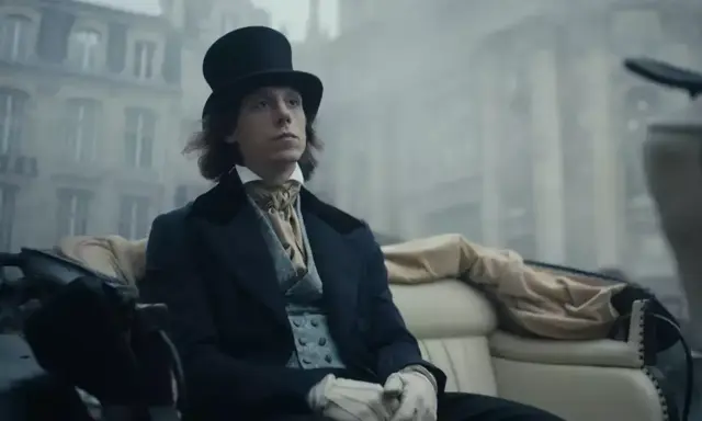 Młody Fryderyk Chopin w cylindrze i eleganckim stroju podróżuje dorożką. Zapowiedź filmu dla dzieci o jego życiu.