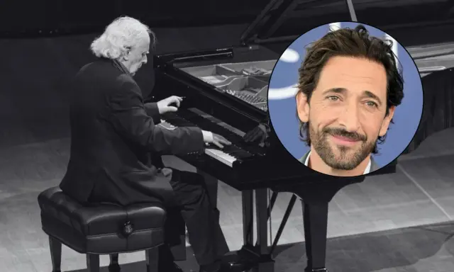 Adrien Brody, twórca muzyki do pianisty, w kadrze z wirtuozem przy fortepianie.