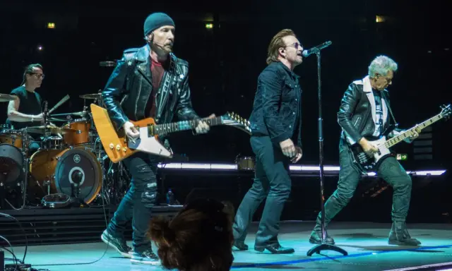 Bono śpiewa, The Edge gra na gitarze, a Adam Clayton na basie. Ich piosenki o wojnie poruszają tłumy.