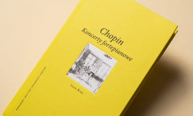 Żółta okładka książki "Chopin. Koncerty fortepianowe" autorstwa Johna Rinka. Dowiadujemy się z niej, ile koncertów skomponował Fryderyk Chopin.