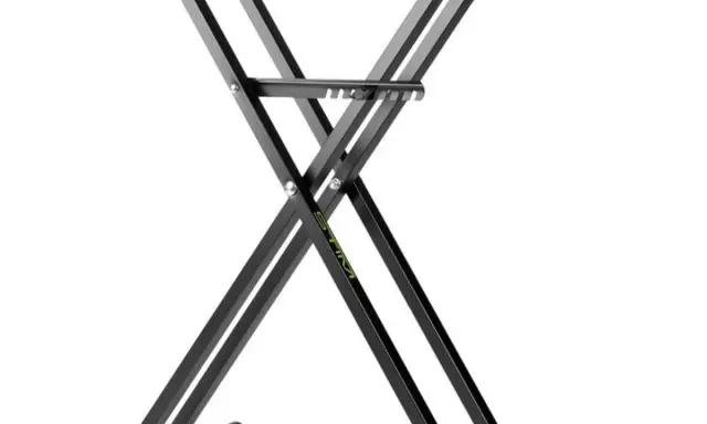 Składany, czarny stojak pod keyboard. Idealny, gdy zastanawiasz się, jak zrobić stojak pod keyboard, który jest stabilny i łatwy w transporcie.