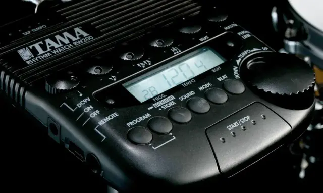 Czarny metronom do gitary Tama Rhythm Watch RW200 z cyfrowym wyświetlaczem i przyciskami do ustawiania tempa i rytmu.