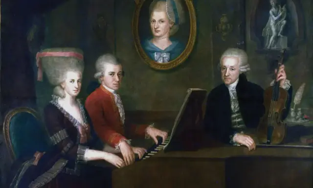 Portret rodziny Mozarta: Leopold, Wolfgang i Nannerl przy klawesynie. W tle portret Anny Marii Pertl.