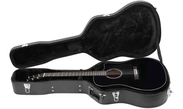 Czarna gitara akustyczna w otwartym, wyściełanym futerale. Gotowa do podróży i tworzenia muzyki.