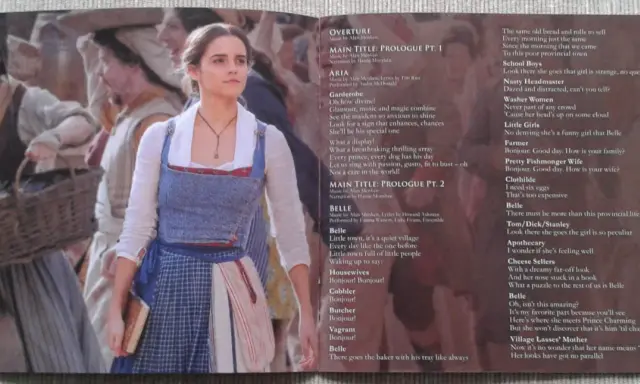 Piękna i Bestia muzyka: Belle w swojej wiosce, otoczona ludźmi i listą piosenek z filmu.