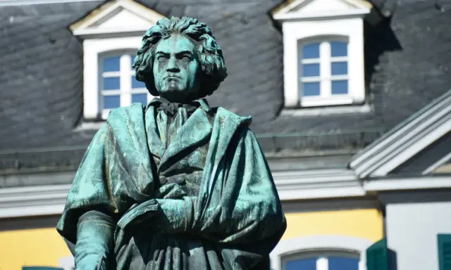 Pomnik Beethovena, który mimo że był głuchy, tworzył wspaniałą muzykę. Patrzy z powagą na świat.