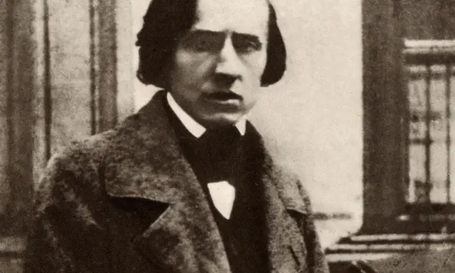 Portret Fryderyka Chopina w płaszczu i muszce. Zmarł, mając 39 lat.
