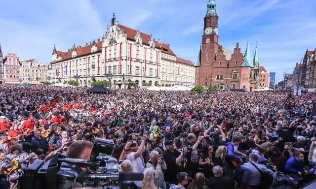 Tysiące gitarzystów na Rynku we Wrocławiu, próba pobicia gitarowego rekordu świata.