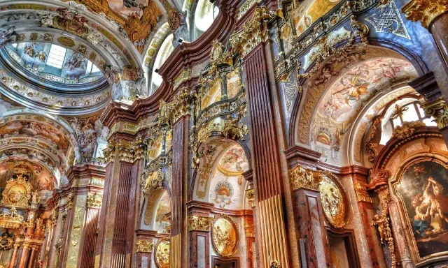 Wnętrze kościoła zachwyca bogactwem ornamentów barokowych, złotymi zdobieniami i freskami na sklepieniach.