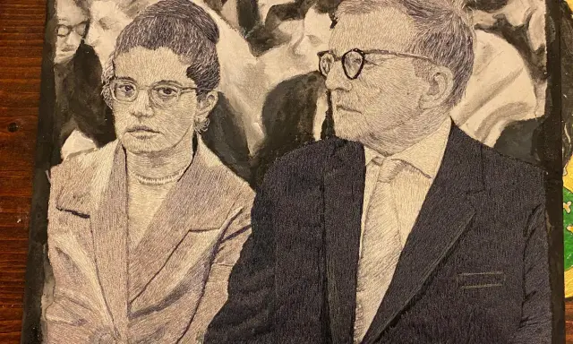 Portret Niny i Dmitrija Szostakowicza. Ona w okularach i perle, on w garniturze, patrzą w różne strony.