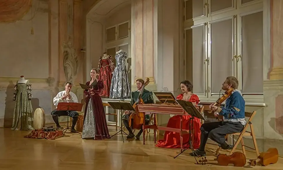 Zespół wykonuje muzykę barokową, być może inspirowaną Henrym Purcellem. Występują w historycznych strojach, z instrumentami smyczkowymi i klawiszowymi.