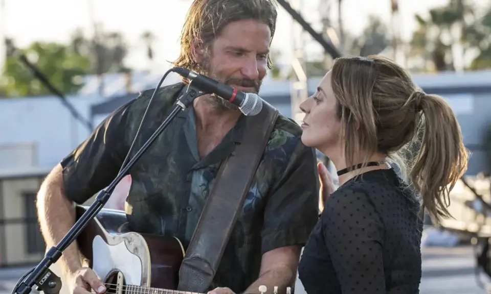 Bradley Cooper i Lady Gaga śpiewają "Shallow" na koncercie. Ona patrzy na niego z czułością, on gra na gitarze.