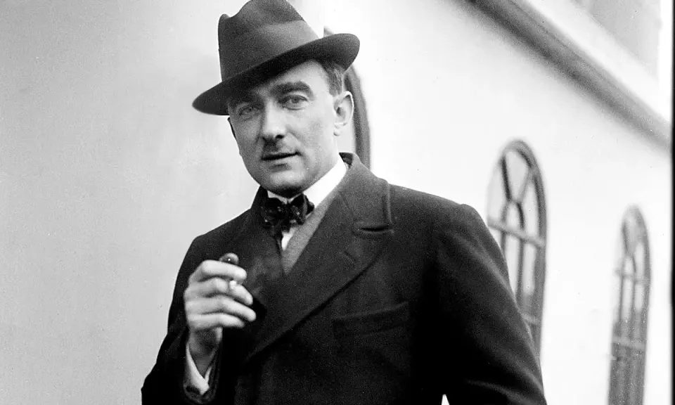 Elegancki mężczyzna w kapeluszu i muszce, palący papierosa. Może to Karol Szymanowski, który marzy o swoich dzieciach.