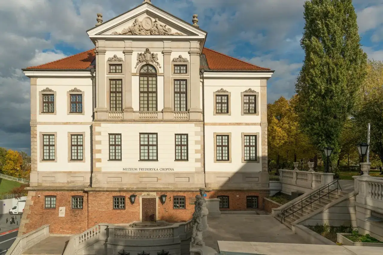 Muzeum Fryderyka Chopina, gdzie zaczynała się jego młodość. Piękny budynek z ceglaną podstawą i białymi fasadami.