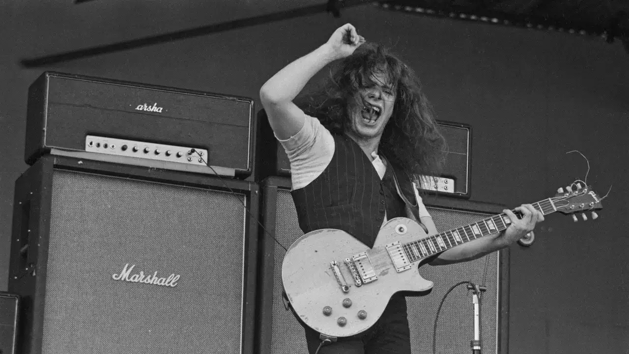 Charyzmatyczny gitarzysta z długimi włosami, krzyczący z pasją, grający na gitarze Gibson Les Paul. To jest właśnie ten riff, co to!