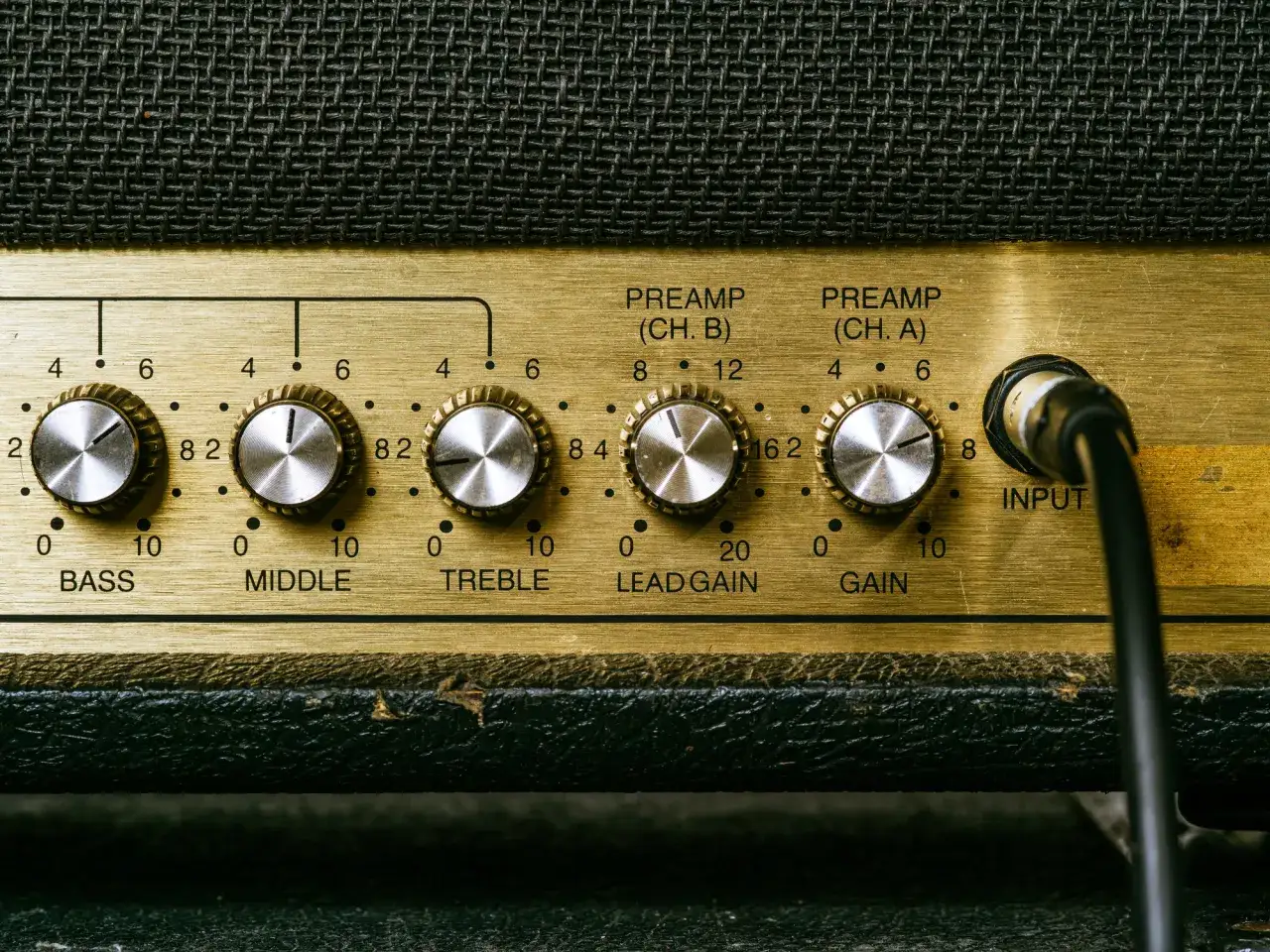 Pokrętła wzmacniacza gitarowego: Bass, Middle, Treble, Lead Gain, Gain, Preamp (Ch. A i B). Dowiedz się, jak ustawić wzmacniacz gitarowy.