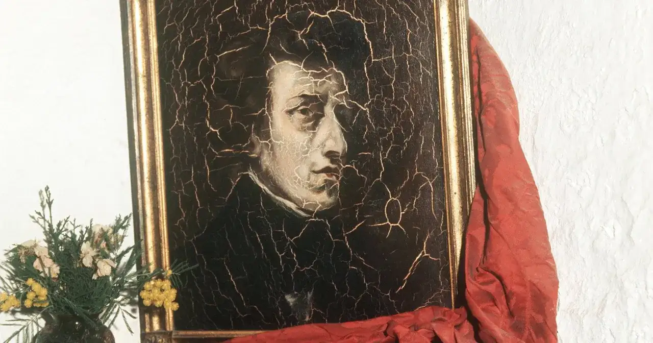 Portret Chopina z popękaną farbą. Kompozytor zmarł, mając 39 lat.