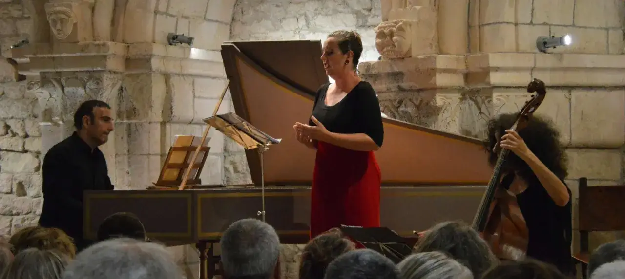 Koncert muzyki dawnej. Wokalistka i klawesynista, a w tle wiolonczelistka. Czy to właśnie muzyka barokowa?