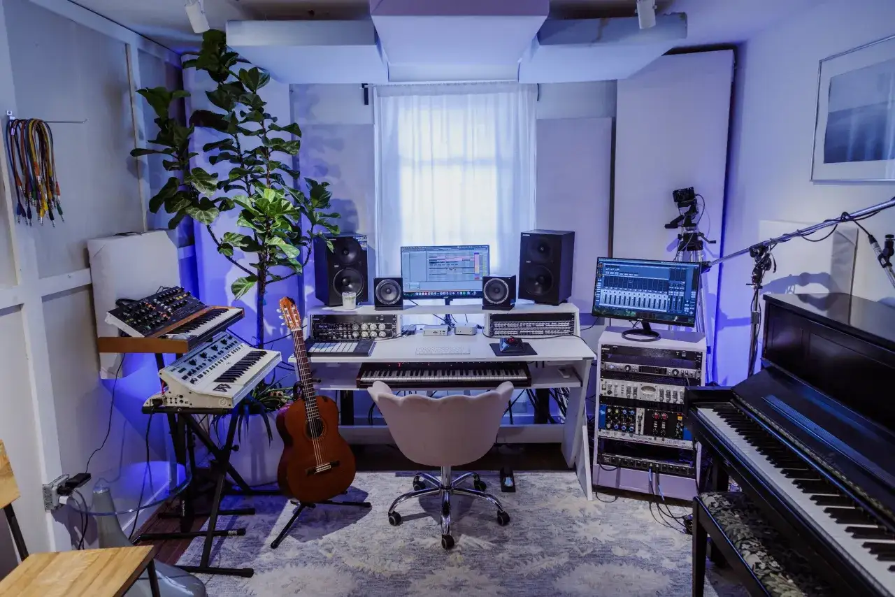 Studio nagraniowe z syntezatorami, gitarą, pianinem i komputerem. To miejsce, gdzie rodzi się nowoczesny styl w muzyce rozrywkowej.