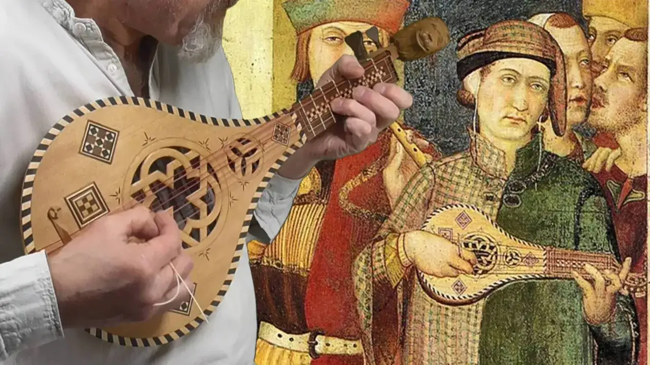 Mężczyzna gra na lutni, obok średniowieczne malowidło z postaciami trzymającymi podobne instrumenty.