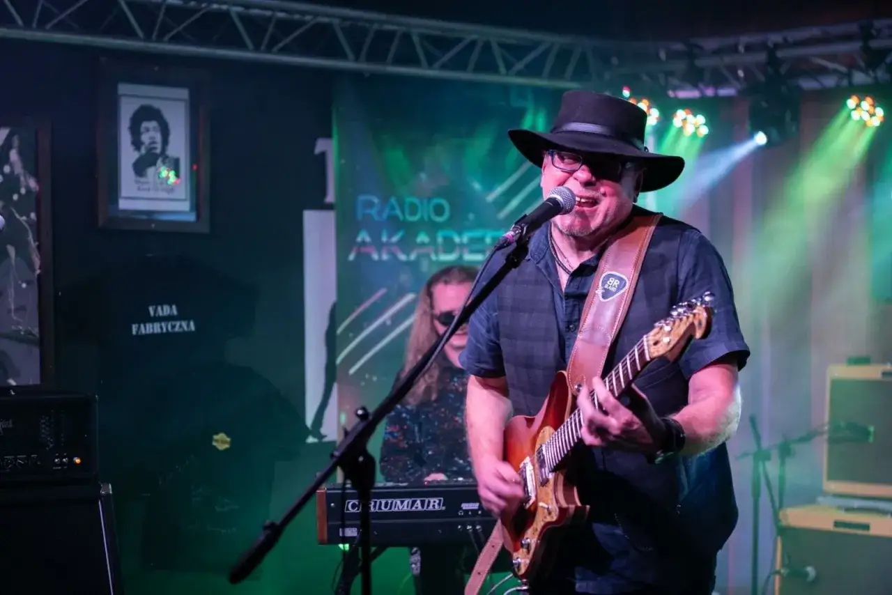 Polski blues na żywo. Wokalista w kapeluszu gra na gitarze, za nim klawiszowiec.