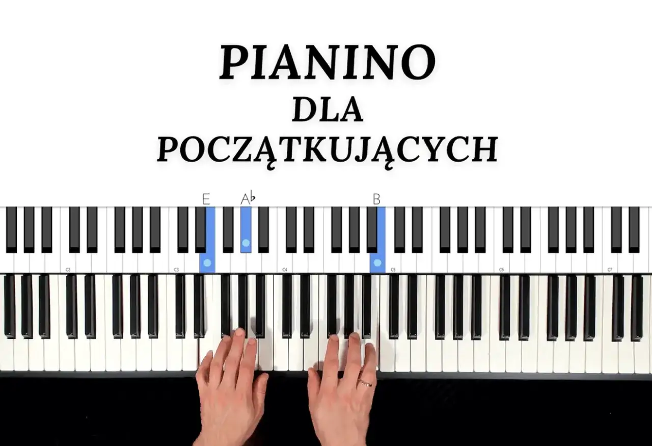 Nauka gry na pianinie dla początkujących. Widoczne klawisze E, Ab, B. Dłonie ćwiczą akordy.