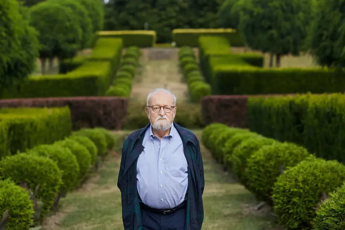 Krzysztof Penderecki w otoczeniu geometrycznych ogrodów. Ciekawostki o jego życiu i twórczości mogą zaskoczyć.