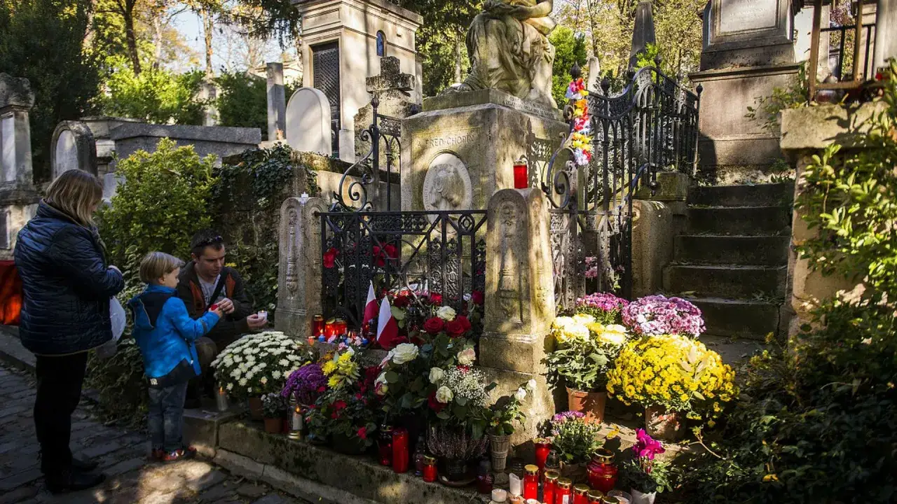 Rodzina odwiedza grób Fryderyka Chopina, miejsca, gdzie zmarł, na cmentarzu Père-Lachaise w Paryżu.