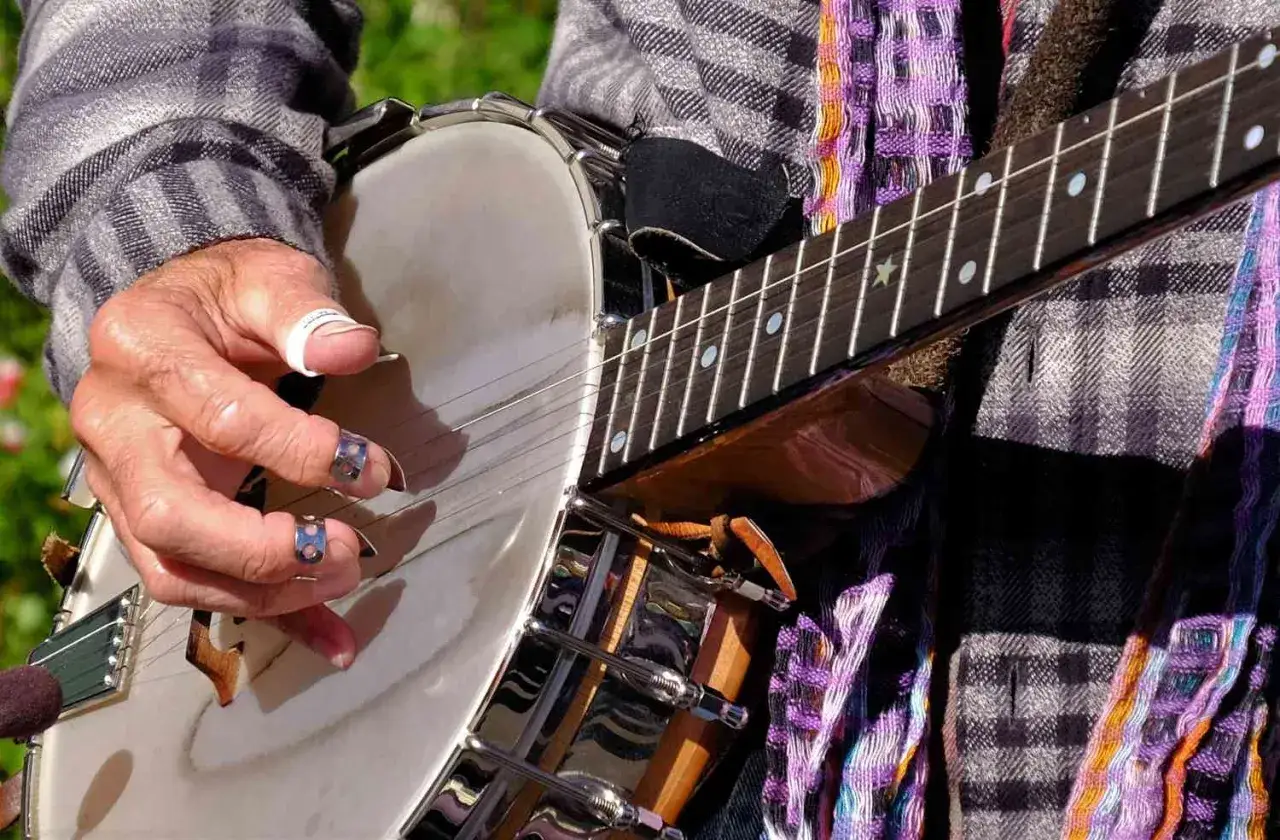 Dłoń grająca na banjo, przygotowująca się do wykonania muzyki country.