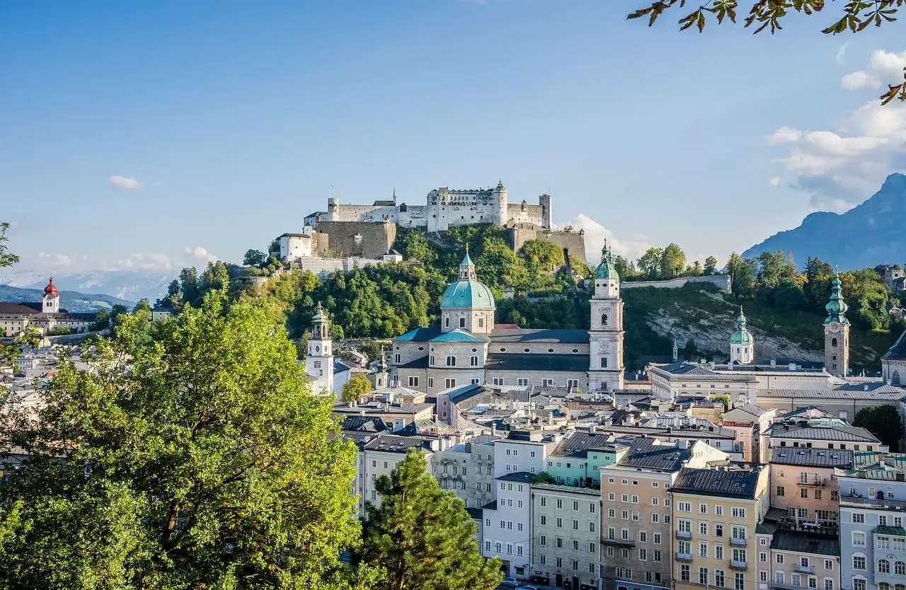 Widok na miasto Mozarta z górującym nad nim zamkiem Hohensalzburg i katedrą.