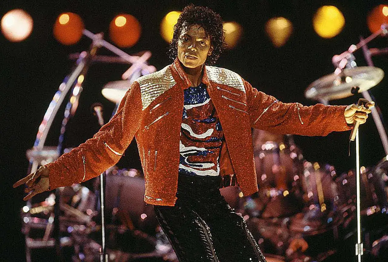 Michael Jackson w błyszczącej kurtce, w szczytowym momencie swojego najlepszego solowego wykonania - pop.