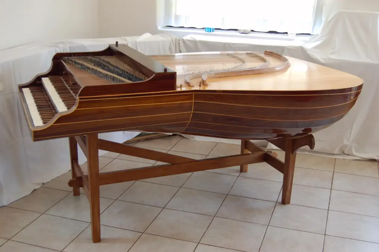 Klawesyn, instrument o bogatym zdobieniu, idealnie oddaje cechy muzyki barokowej: ornamentykę i kontrapunkt.