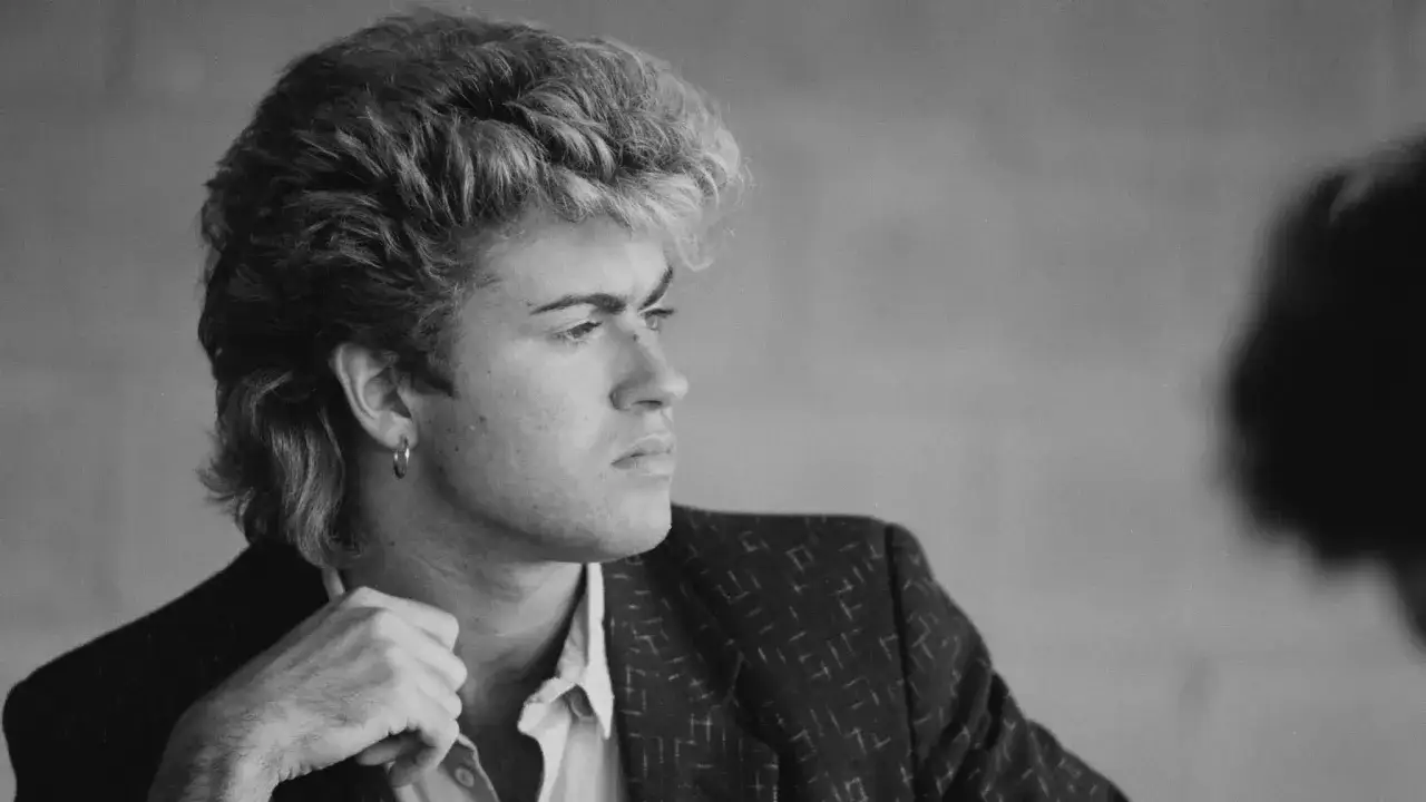 George Michael w marynarce, z kolczykiem w uchu. Właśnie wtedy powstał jego hit